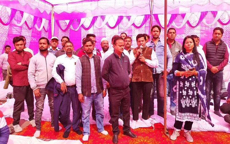 मुरादाबाद : मंडी आढ़तियों के धरने से पीछे हटा प्रशासन ,नहीं टूटेगा निर्माण और टीनशेड