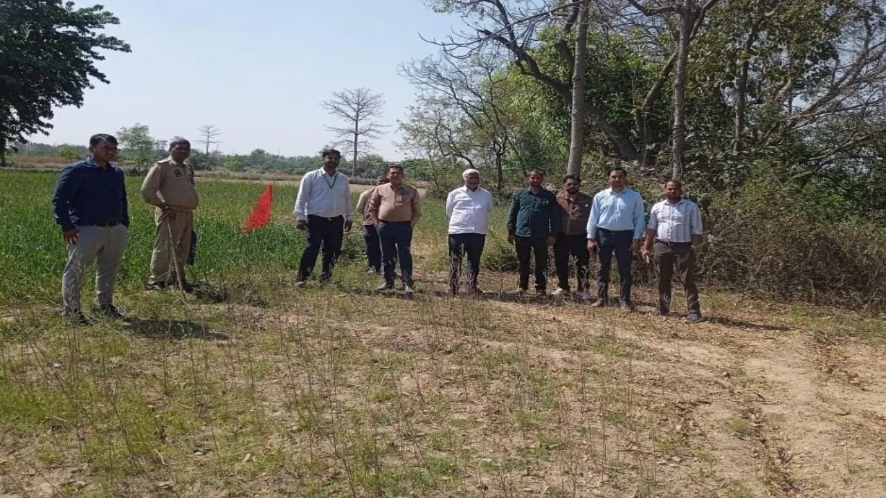 बहराइच : बैंक बकायेदार का खेत करेगा कुर्क, लगाई लाल झंडी