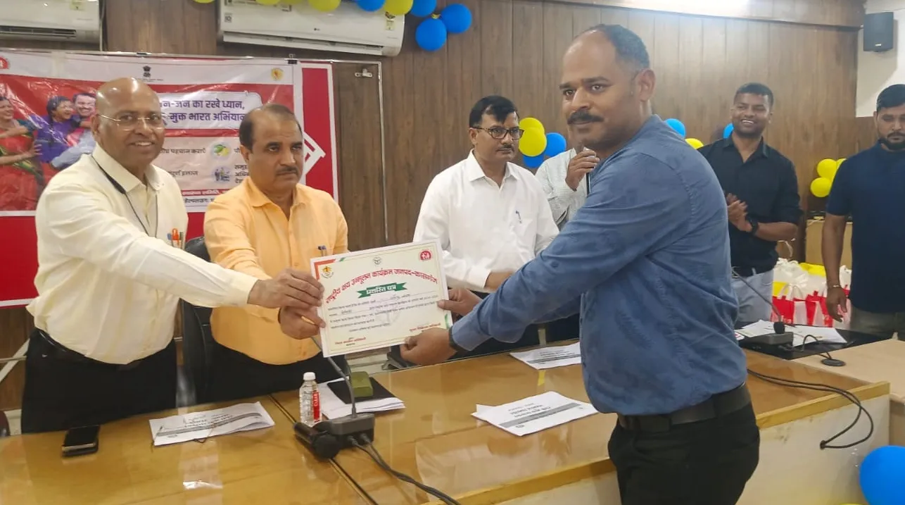 Kasganj News : 11 ग्राम प्रधान को रजत 48 प्रधान कांस्य गांधी की प्रतिमा से सम्मानित 