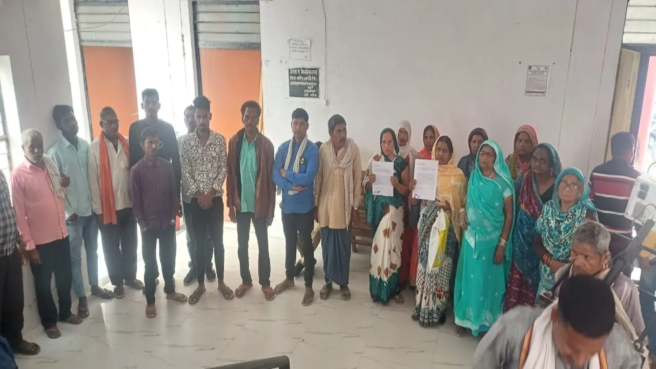 Ayodhya News : शमशान की जमीन से छेड़छाड़, ग्रामीणों ने किया प्रदर्शन