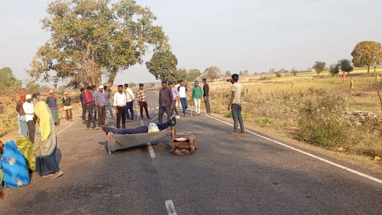 Chitrakoot: शराब पीने के बाद झगड़े में दोस्त को उतारा था मौत के घाट, हत्यारोपी को फांसी देने की मांग, परिजनों ने लगाया जाम