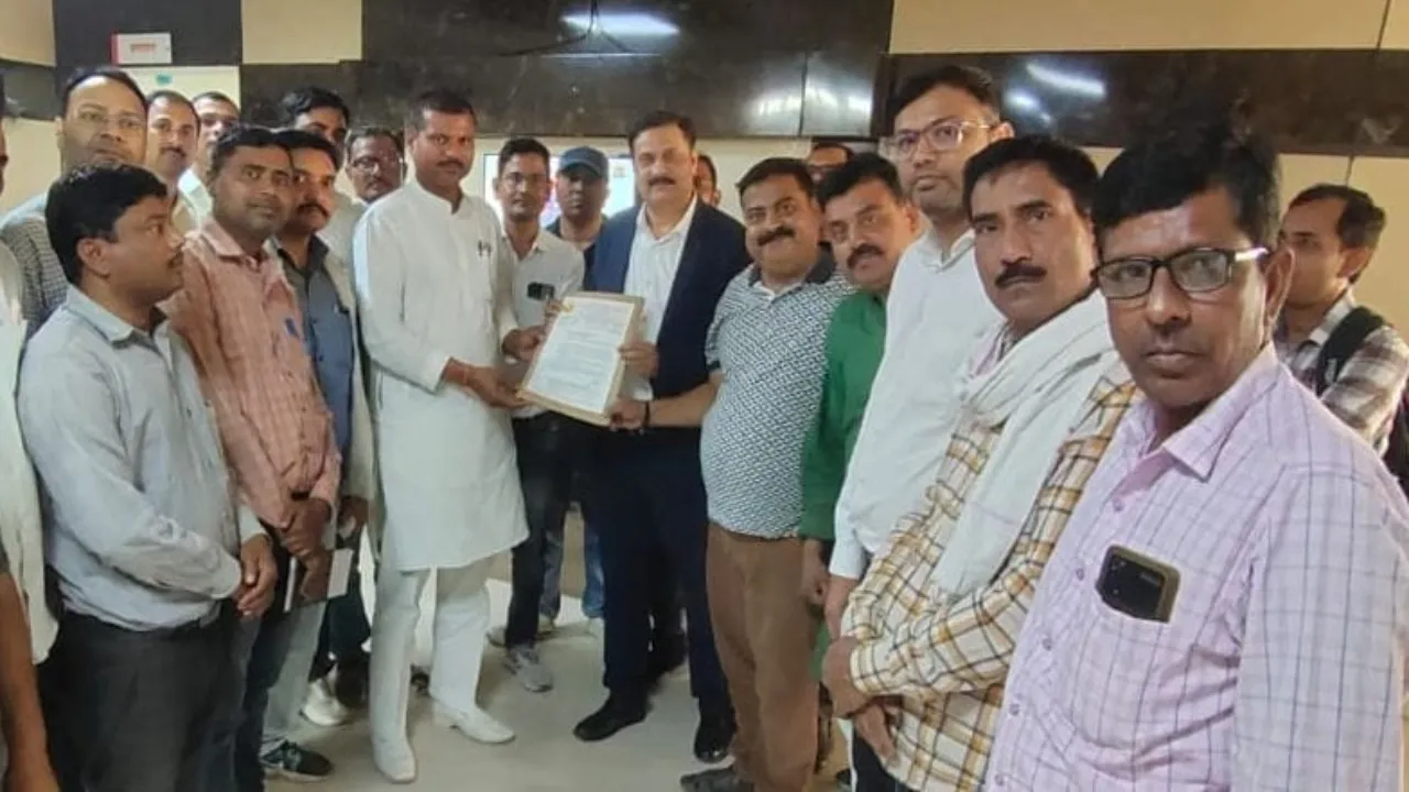 Ayodhya News: कर्मियों के दुर्व्यवहार से क्षुब्ध शिक्षकों ने घेरा बैंक, क्षेत्रीय प्रबंधक को दी शिकायत, बहिष्कार की चेतावनी 