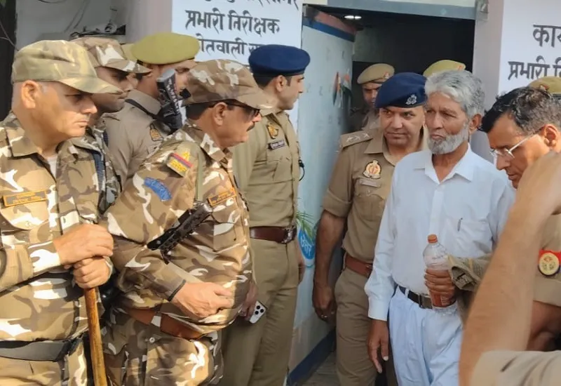 संभल हिंसा : 'जेल में बंद जफर अली की जान को खतरा, पुलिस बदतमीजी के साथ पेश आ रही', जामा मस्जिद सदर के परिजनों ने लगाए आरोप