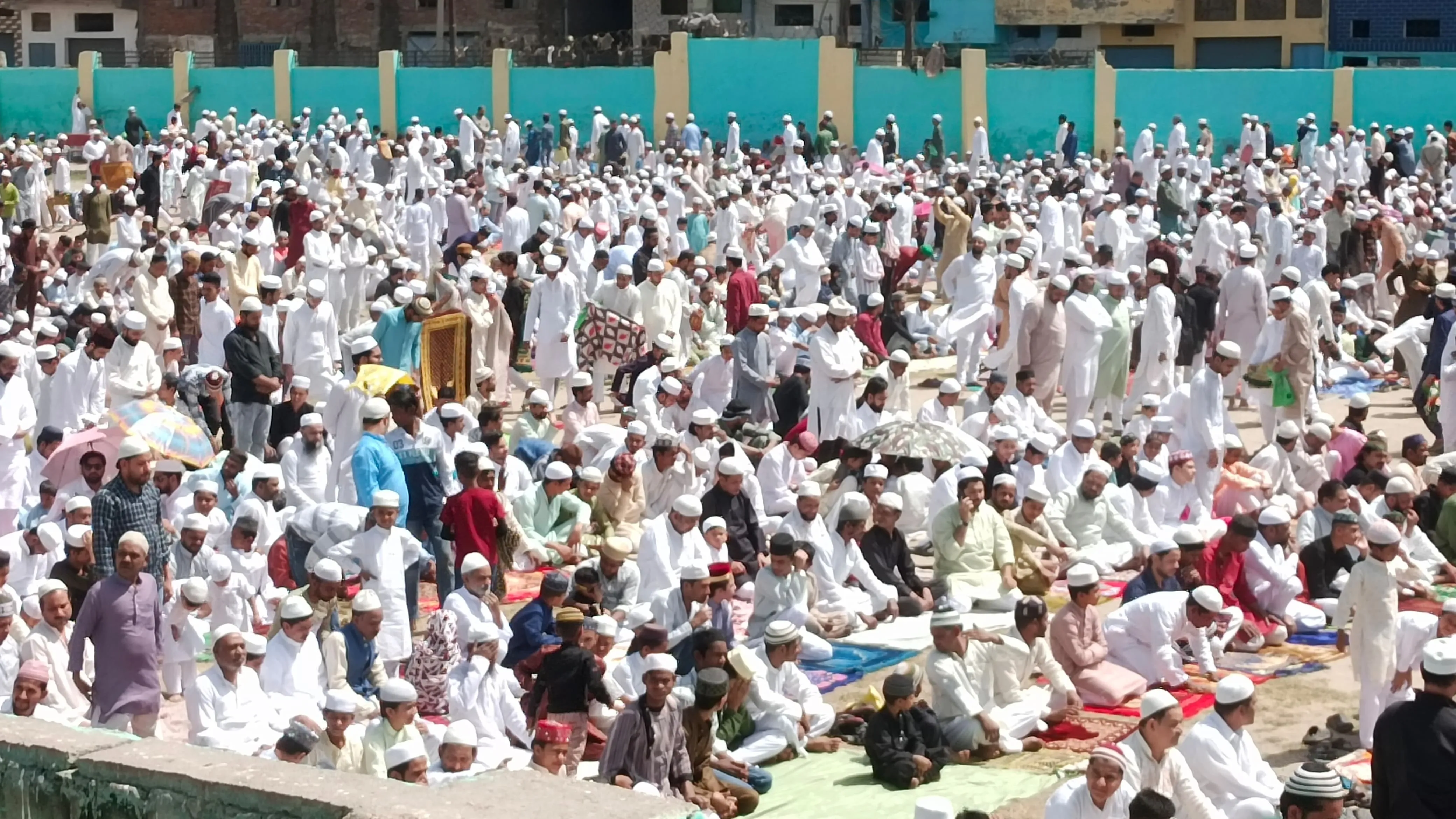 जामा मस्जिद पार्क में नमाज के लिए बैठे रोजेदार।