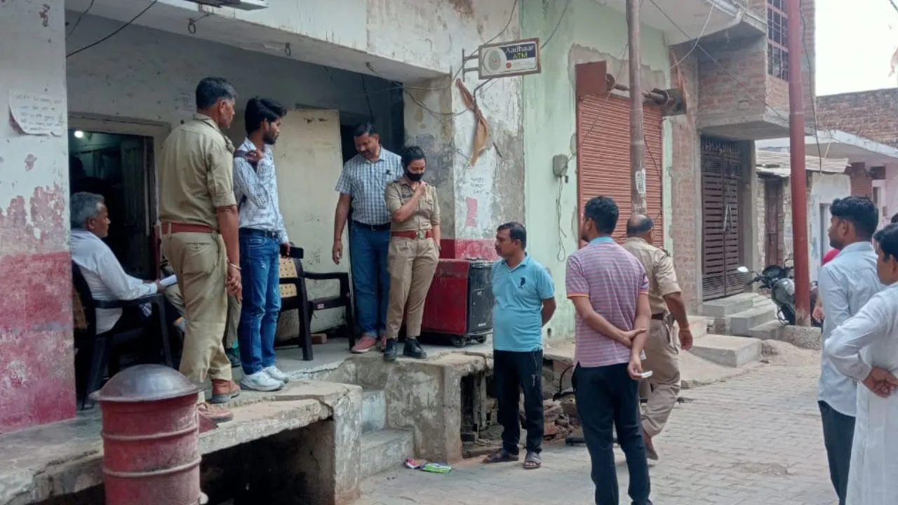 Jalaun: उप डाकघर ने 19 वर्षों से नहीं जमा किया 80 रुपये प्रतिमाह किराया, भवन स्वामी ने सड़क पर फेंका सामान, खाताधारकों में हड़कंप