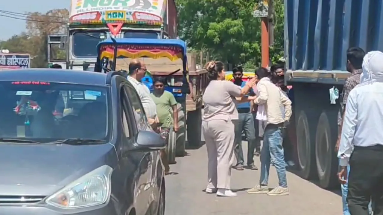 कॉलर पकड़ा...थप्पड़ों की बौछार की, फिर पकड़ कर ले गई; हमीरपुर में अधिकारी की पत्नी ने ट्रैक्टर चालक को पीटा