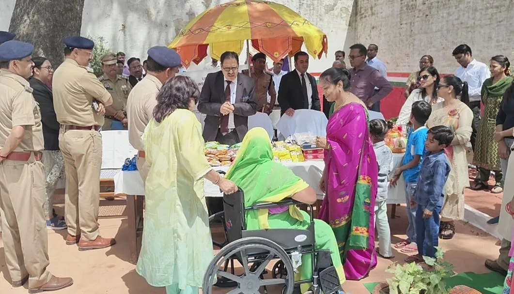 शाहजहंपुर: जिला कारागार में जन्मी बच्ची को मिला अनमोल नाम, काटा केक...जिला जज-डीएम और एसपी पहुंचे