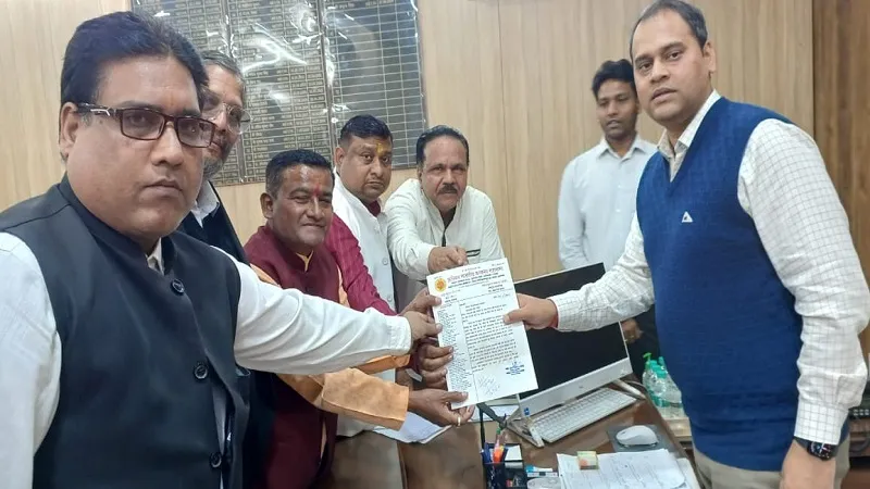 मुरादाबाद : नेताजी का अपमान नहीं सहेगा हिंदुस्तान...कलेक्ट्रेट पहुंचे अखिल भारतीय कायस्थ महासभा के पदाधिकारी, DM अनुज सिंह को सौंपा ज्ञापन