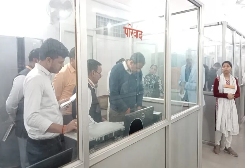 मुरादाबाद : फाइलों को व्यवस्थित कर मांगी गई सूचना को अपडेट रखें पटल सहायक, DM अनुज सिंह ने किया औचक निरीक्षण