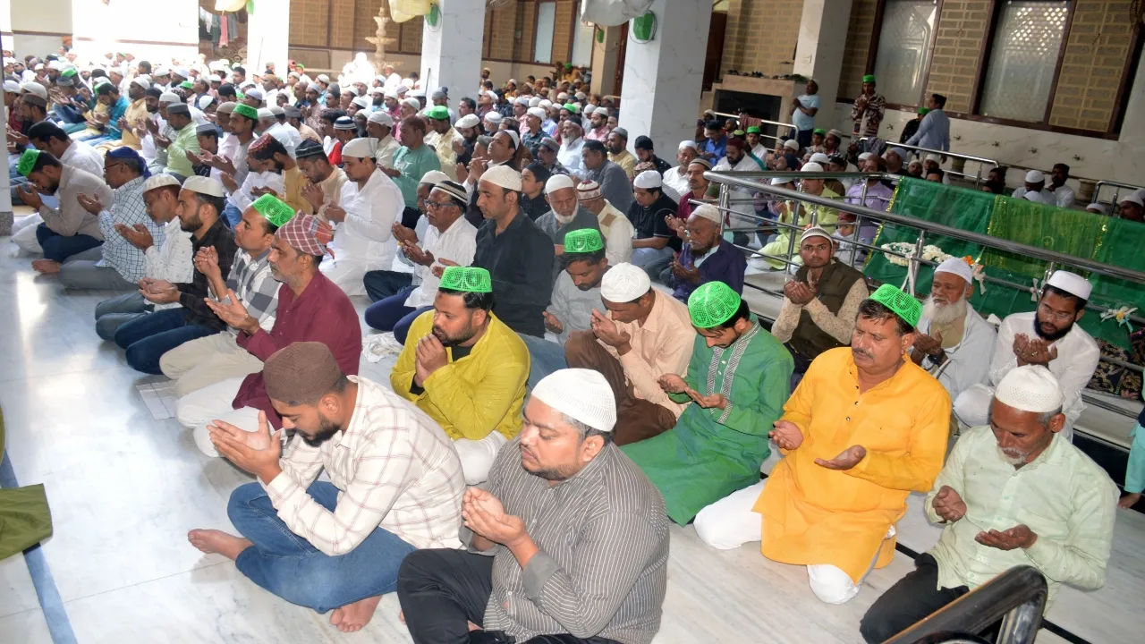 Ayodhya News : अकीदत के साथ अदा की गई रमजान के पहले जुमे की नमाज