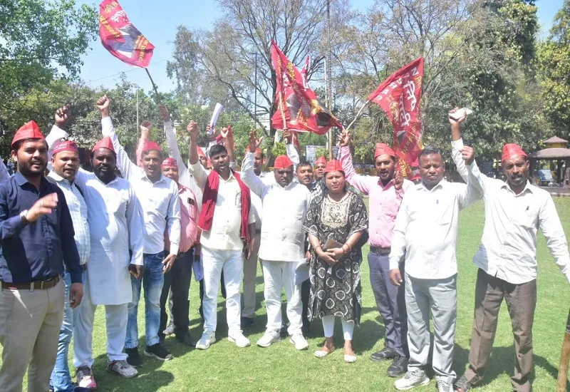 मुरादाबाद : फूलन देवी पर अभद्र टिप्पणी करने वालों के खिलाफ हो कार्रवाई, निषाद पार्टी के कार्यकर्ताओं ने कलेक्ट्रेट पर किया प्रदर्शन 