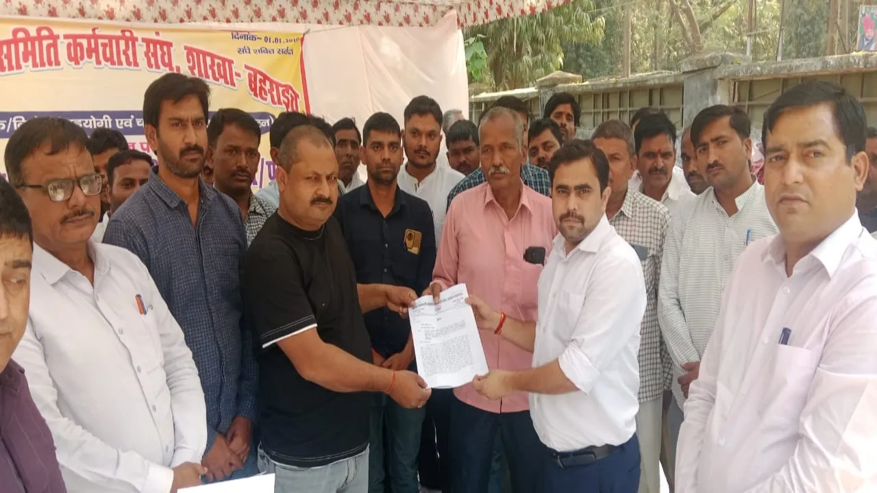 Bahraich News : सहकारी समिति संघ ने आठ सूत्रीय मांगों को लेकर दिया धरना