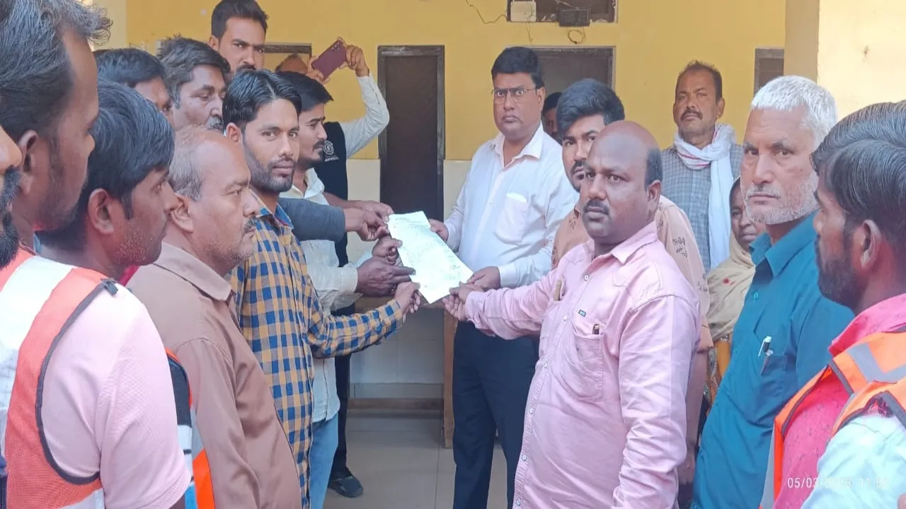 Ayodhya News: नगर पंचायत कर्मी के विरुद्ध एफआईआर होने से कर्मियों में आक्रोश, ईओ को सौंपा ज्ञापन