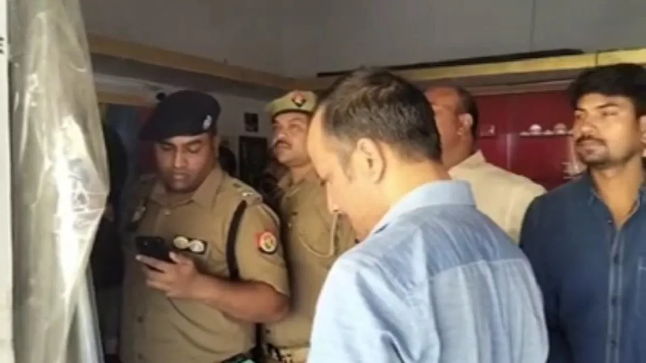 varanasi news : दिनदहाड़े ज्वैलरी शॉप में घुसे बदमाशों ने बाप-बेटे को मारी गोली, फिर लाखों के जेवरात लेकर फरार