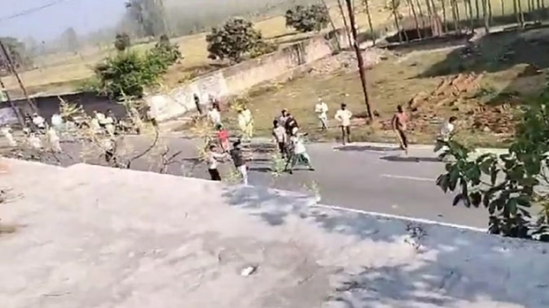 Bareilly: जुमा की नमाज में हुआ बवाल! जानिए आपस में क्यों भिड़े नमाजी? चले लाठी-डंडे...