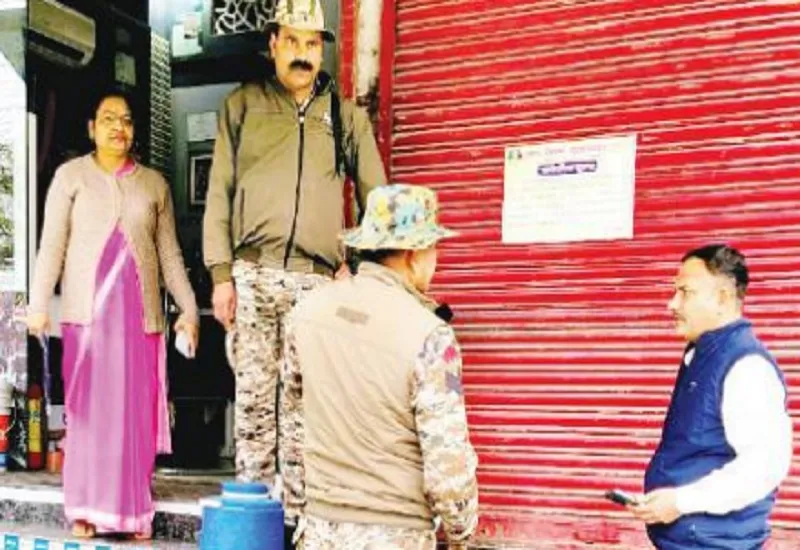 मुरादाबाद : टैक्स बकाया में पांच प्रतिष्ठानों को निगम ने सील किया, कुर्की नोटिस चस्पा