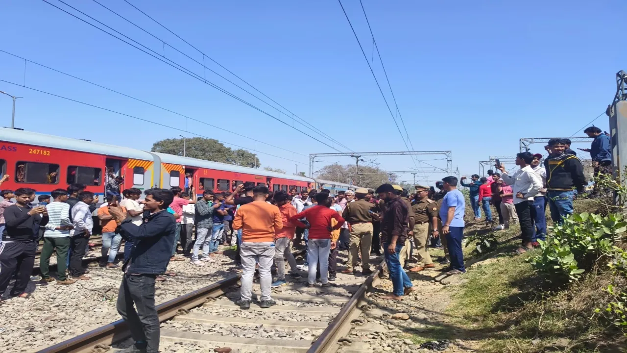 Barabanki News : वीकली एक्सप्रेस के यात्रियों का हंगामा, रूट डायवर्जन के बाद बाराबंकी में खड़ी कर दी गई ट्रेन