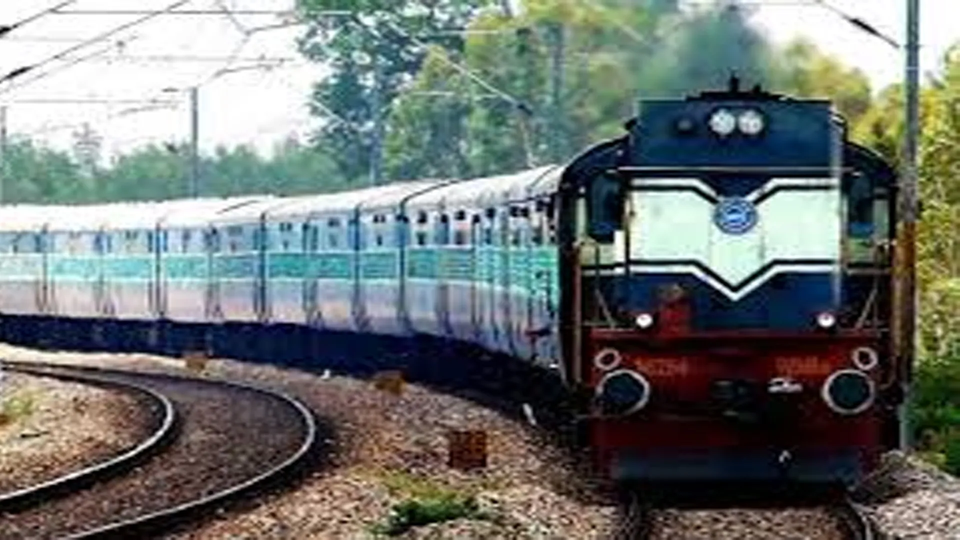 Bareilly: होली करीब आते ही ट्रेनों में बढ़ी यात्रियों की भीड़, सीट के लिए मारामारी
