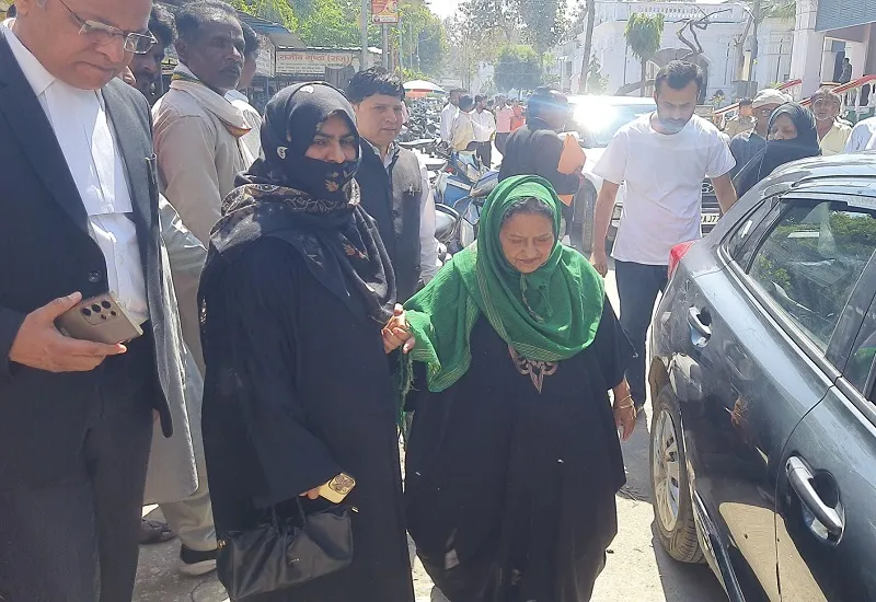 Rampur : शत्रु संपत्ति मामले में आजम खां की पत्नी डॉ. तजीन फात्मा और बेटे अदीब आजम कोर्ट में हुए पेश, जमानत मंजूर