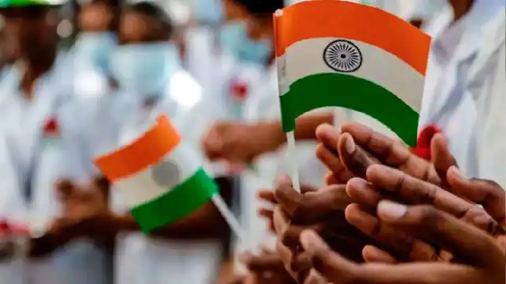 Bareilly: घर-घर तिरंगा के नाम पर झंडे बनवाए...भुगतान के लिए नियमों में फंसाया