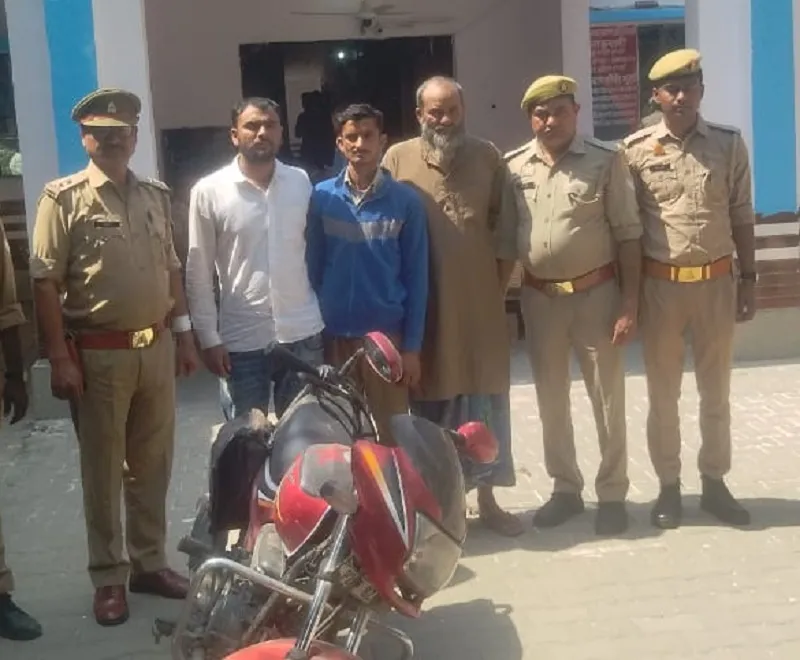 मुरादाबाद : गौवंशीय पशु की हत्या कर थैलियों में भरा मांस, तीन आरोपी गिरफ्तार...6 अभी भी फरार