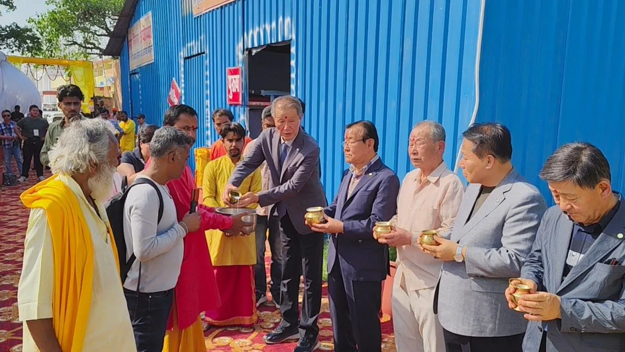 दक्षिण कोरिया से 78 सदस्यीय प्रतिनिधिमंडल पहुंचा अयोध्या, रानी हो पार्क में अर्पित किये श्रद्धासुमन  
