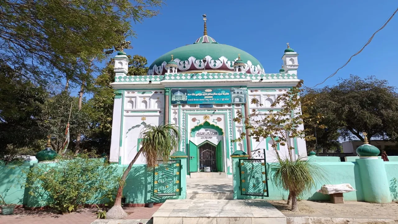 Barabanki News : संभल में प्रतिबंध के बाद छिड़ी बहस, बाराबंकी में सालार मसूद गाजी के पिता की दरगाह, अब यहां का मेला लगेगा या नहीं?