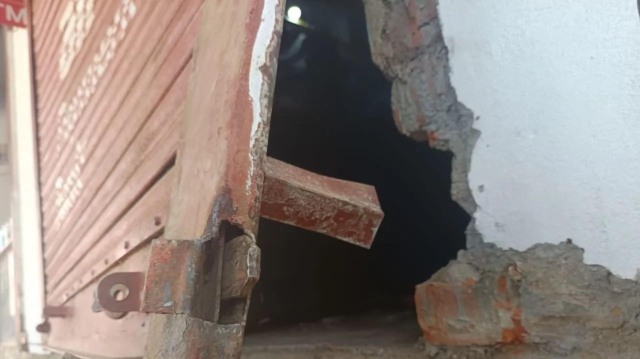 शातिर चोरों का कारनामा: एक साथ पांच दुकानों पर धावा बोल उड़ाया लाखों का माल,  पुलिस बोली पकड़े जाएंगे चोर