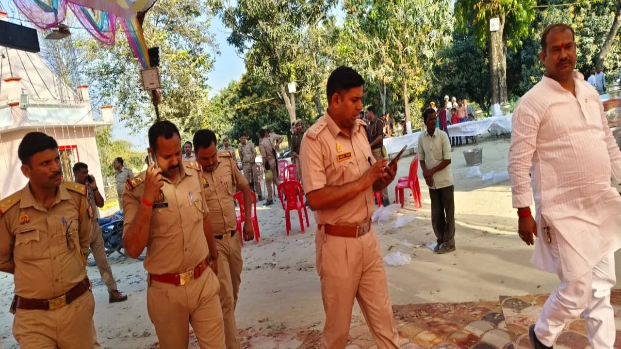 Ayodhya News: धार्मिक अनुष्ठान में खलल, तोड़फोड़