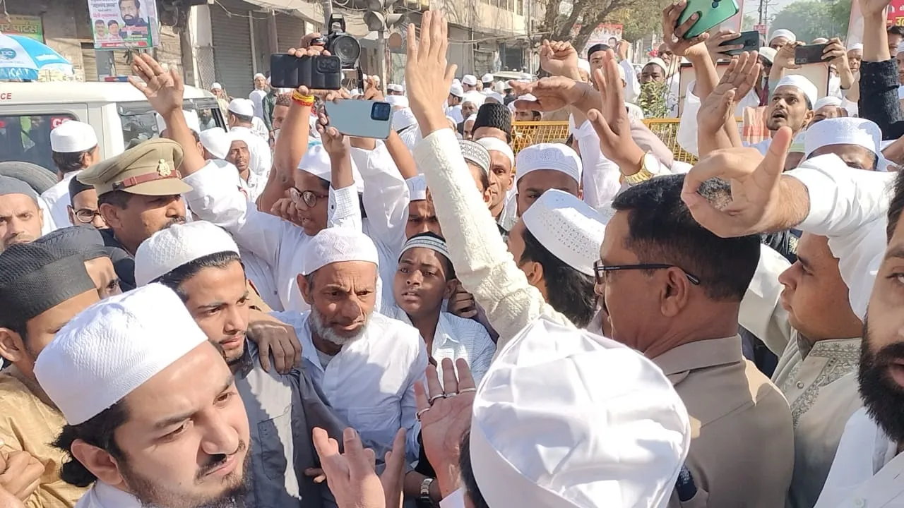 नमाजियों को समझाते एसपी सिटी कुमार रणविजय सिंह