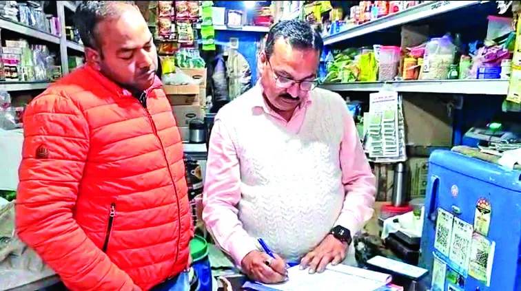 छापामारी में दुकान पर मिले एक्सपायरी मसाले   