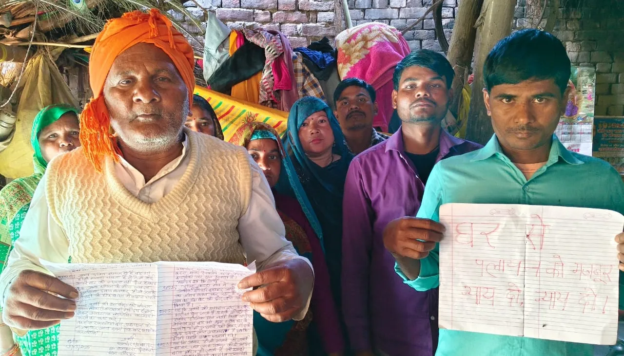 गांव से पलायन को मजबूर ग्रामीण : झोपड़ी के पास होलिका दहन से परेशान दलित परिवार