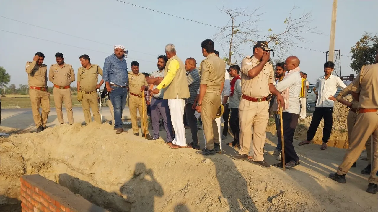 Barabanki News : पुलिया निर्माण को लेकर ग्रामीणों का जबरदस्त विरोध, अधिकारियों ने ग्रामीणों को समझाया, रुकवाया कार्य