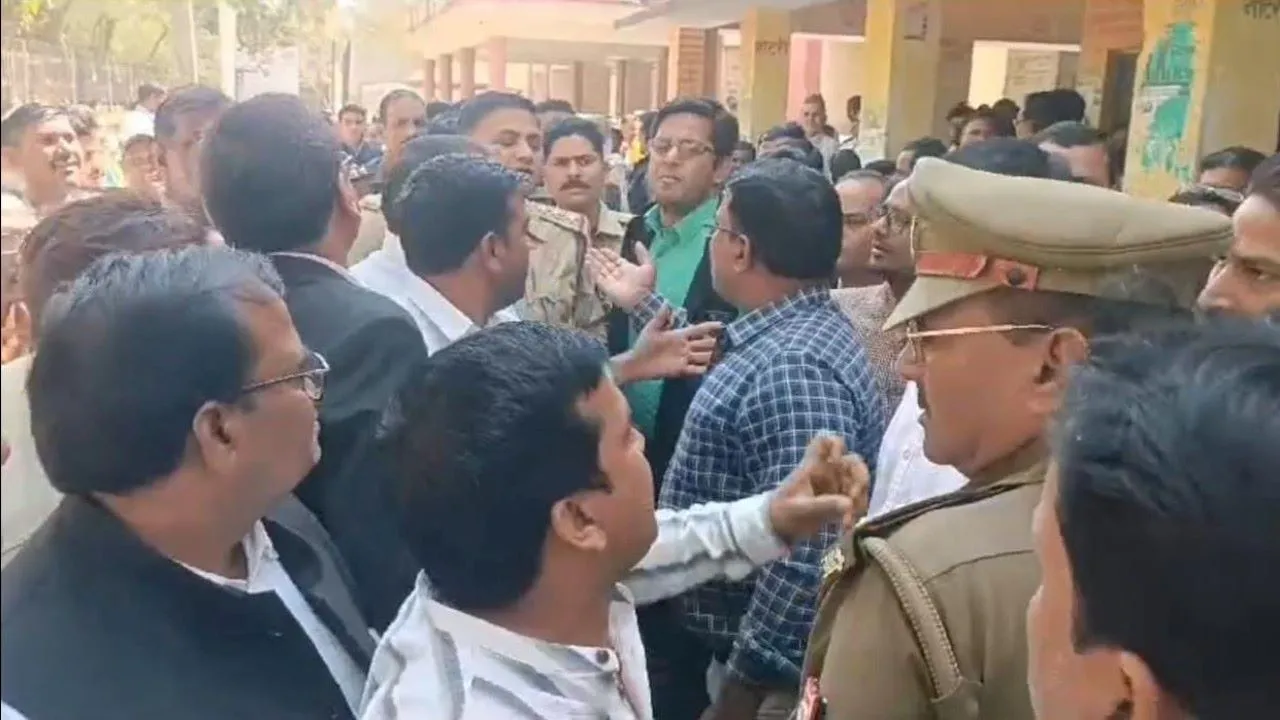 दुस्साहस: एसडीएम के सामने ही वकील पर फायरिंग, दहशत से भागे लोग, मची खलबली