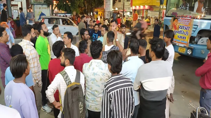 संभल : पूर्णागिरि दर्शन के लिए जा रहे श्रद्धालुओं को फल विक्रेताओं ने दौड़ा-दौड़ाकर पीटा...देखें VIDEO 