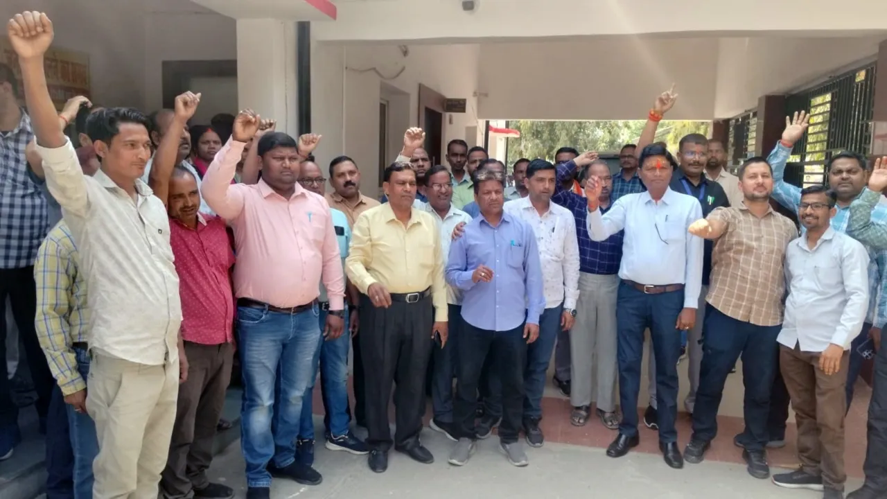 Ayodhya News : तत्कालीन एसडीएम का सार्वजनिक रूप से मुड़वाया जाए सिर