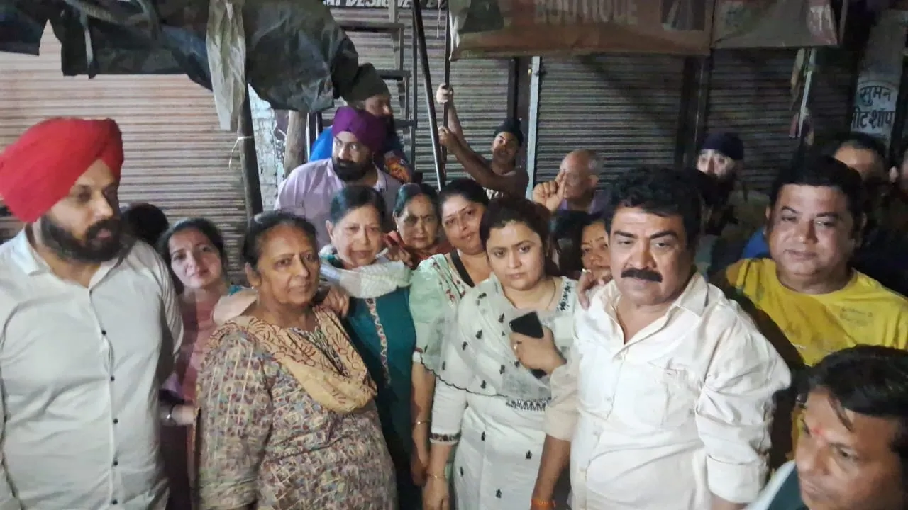 Lucknow News : नवरात्रि में महिलाओं ने किया प्रदर्शन, पार्षद बोले- अधिकारी मनमानी पर उतारू