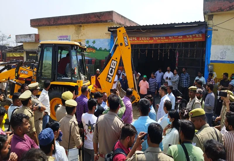 मुरादाबाद मंडी समिति में अवैध निर्माण पर चला बुलडोजर, आढ़तियों में मची खलबली