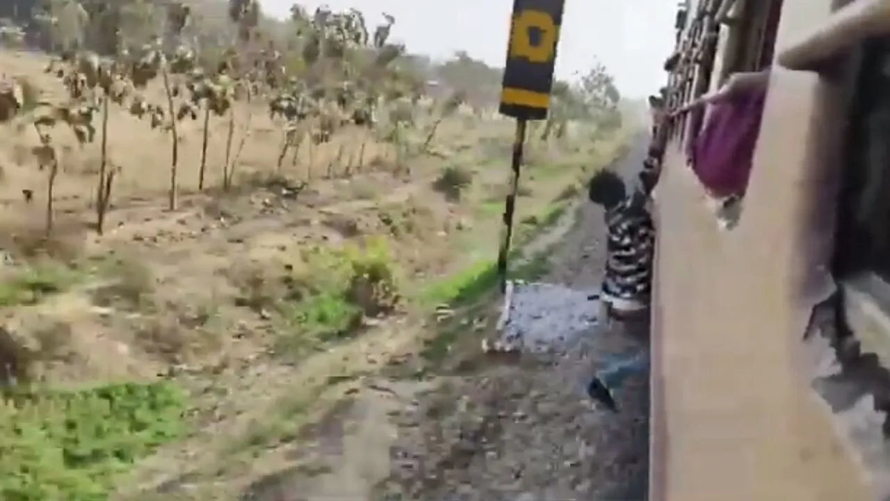 Farrukhabad: चलती ट्रेन पर स्टंटबाजी करते समय गिरा युवक, बाल-बाल बची जान, वीडियो सोशल मीडिया में वायरल