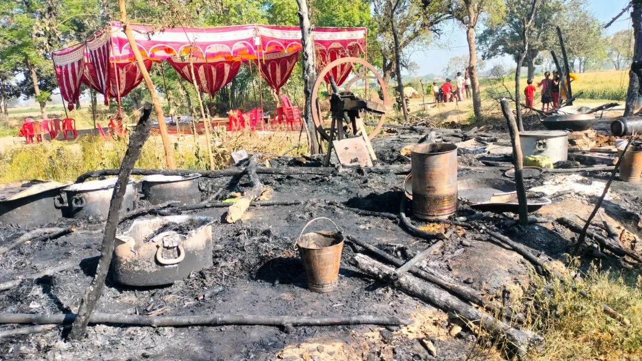 फर्रुखाबाद में छप्पर में आग लगने से लाखों का सामान जलकर राख, तीन लोग झुलसे; हादसे के बाद मची भगदड़