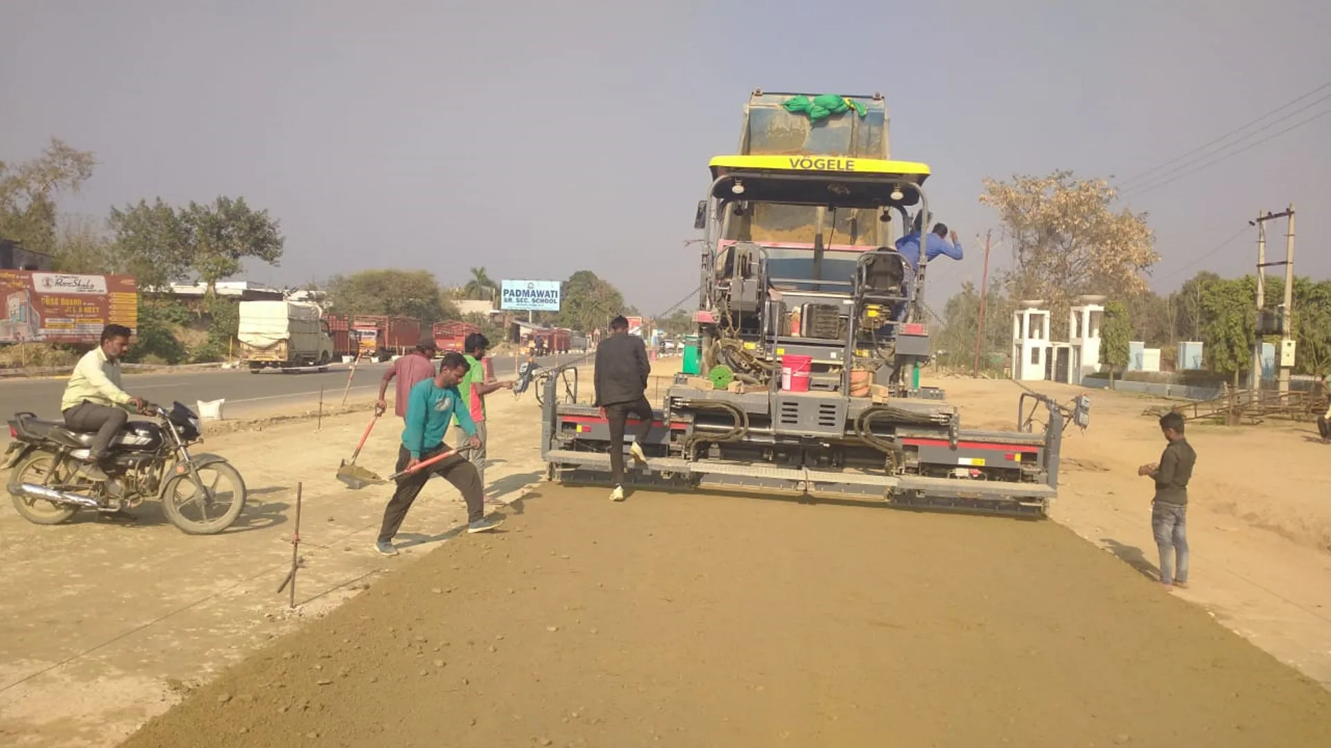 Bareilly: सितारगंज फोरलेन पर दो शिफ्टों में चल रहा काम...बढ़ाई निगरानी !