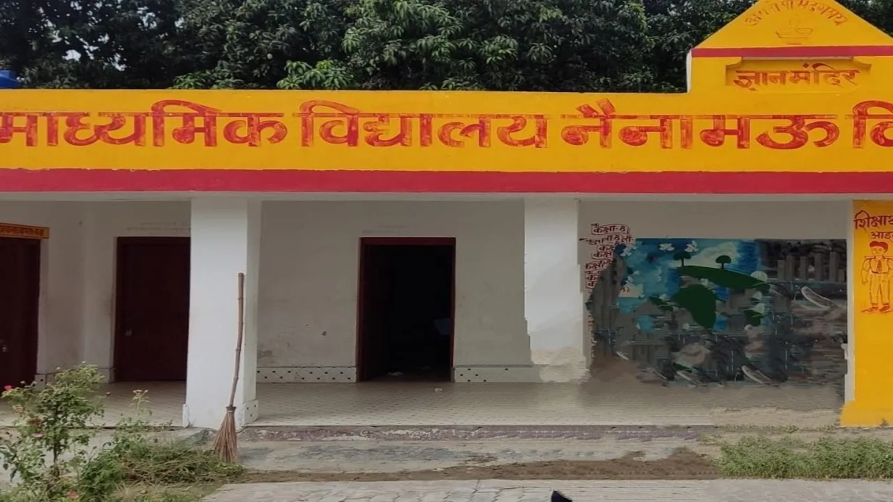 Barabanki News : सरकारी स्कूल बना अखाड़ा, शिक्षिका की भी रिपोर्ट दर्ज