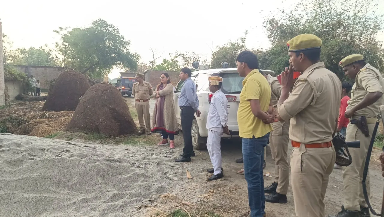 डीएम ने छापेमारी कर पकड़ा 135 घन मीटर बालू : अवैध तरीके से हो रहे बालू खनन का भांडाफोड़, 2 ट्रैक्टर ट्राली सीज 