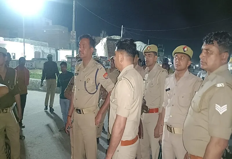 रामपुर : दो पक्षों में बवाल के बाद गांव में पुलिस-पीएसी तैनात, होली पर डीजे को लेकर हुए था खूनी संघर्ष