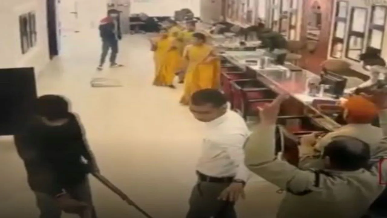 आरा के तनिष्क शोरूम में 25 करोड़ के आभूषण की लूट, दो अपराधी मुठभेड़ में घायल