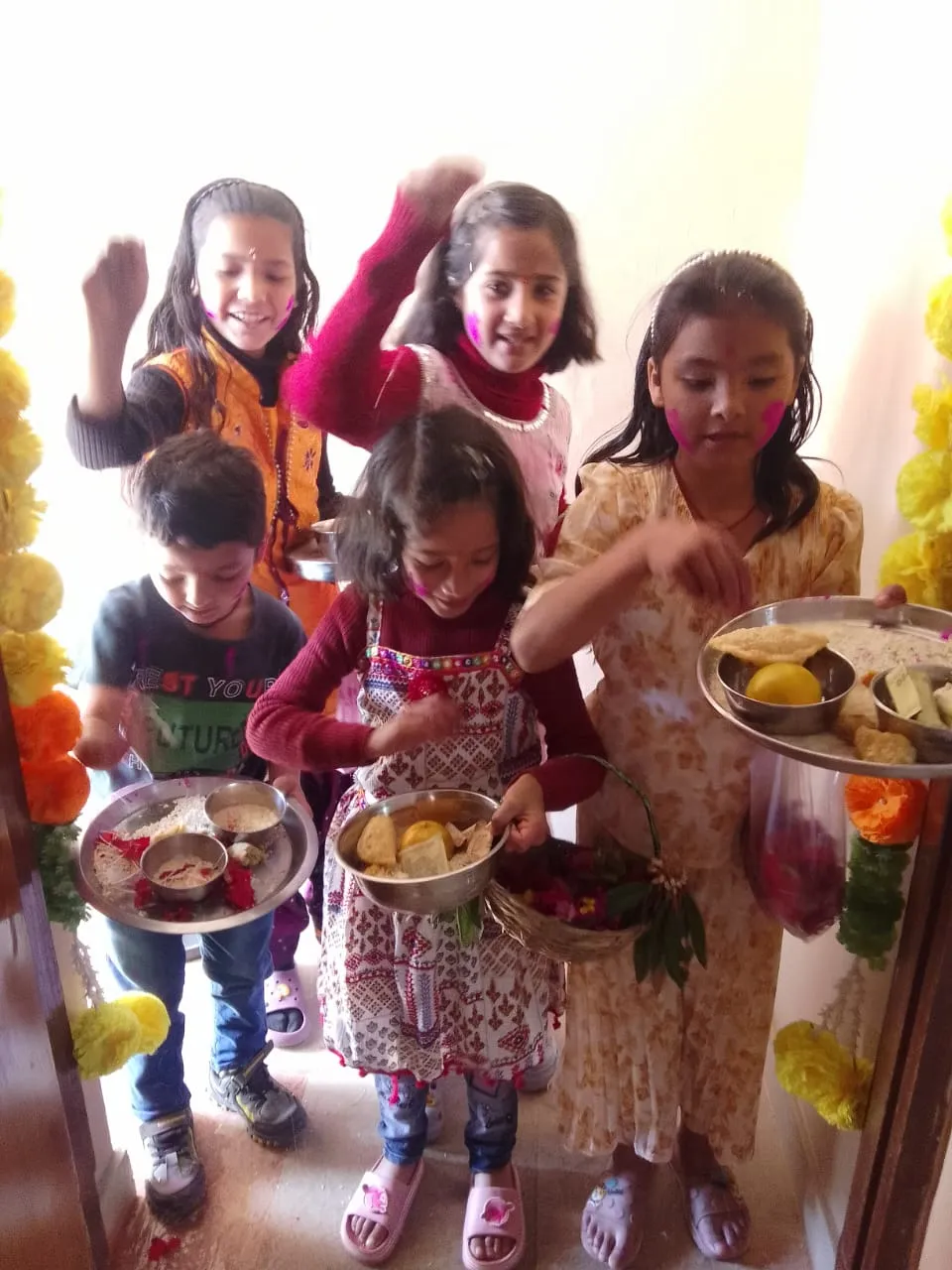 हर्षोल्लास से मना फूलदेई का पर्व, छोटे बच्चों ने घर-घर जाकर डाले फूल  