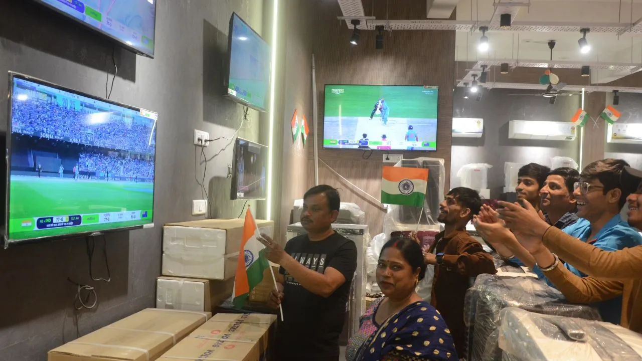 भारत की जीत पर आतिशबाजी कानपुर में मैच 1