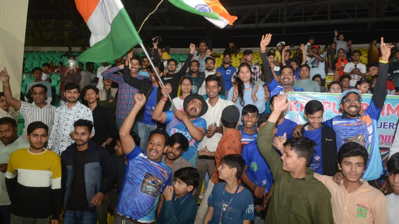 भारत की जीत पर आतिशबाजी कानपुर में मैच 122