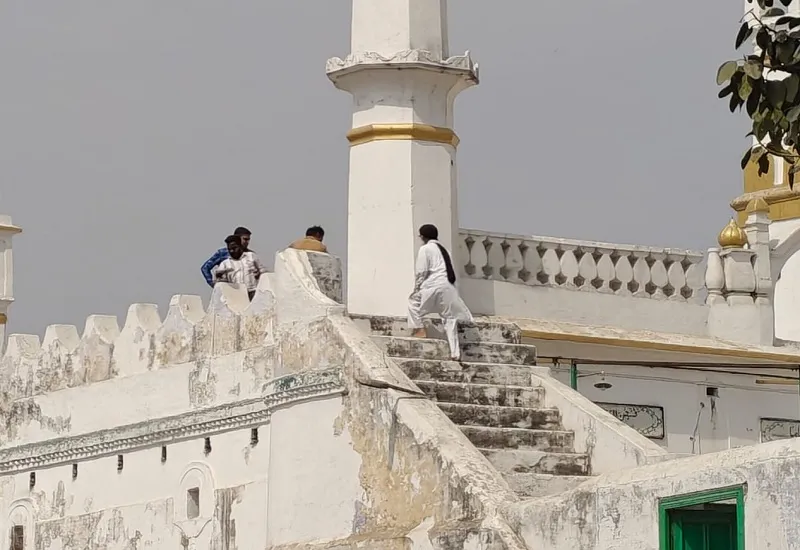 संभल जामा मस्जिद पहुंची एएसआई की टीम, लिया जायजा...फोटोग्राफी भी कराई