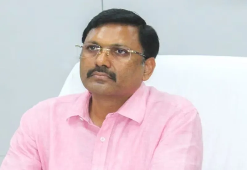 मुरादाबाद : प्रदर्शन करने वाले व्यापारियों को तगड़ा झटका, मंडलायुक्त बोले-अब दुकानदारों से नहीं करेंगे कोई बात